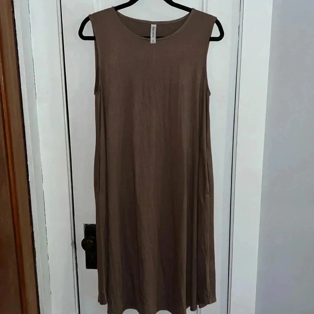 Zenana Outfitters Women’s Brown Sleeveless Dress X3